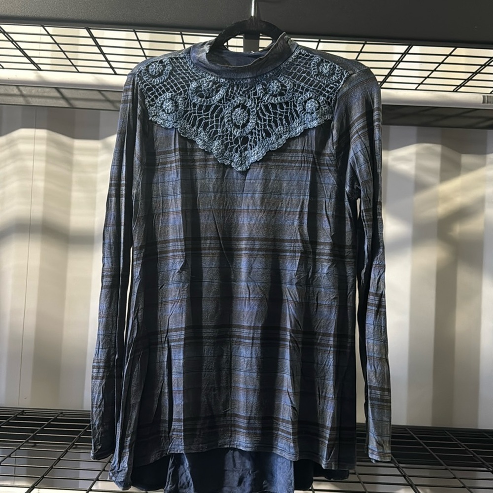 Buckle gimmicks crotchet top